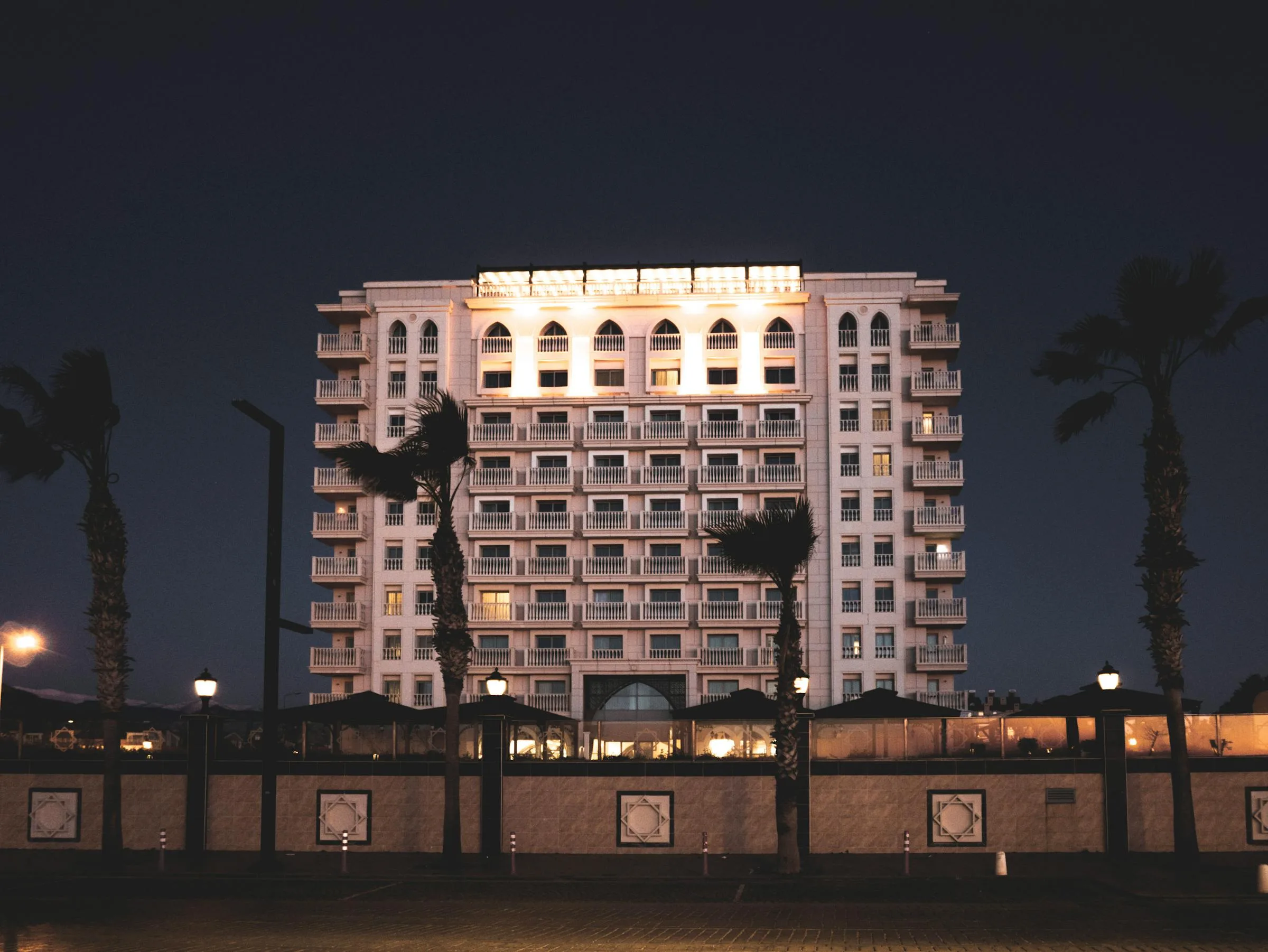 Modernes Hotelgebäude bei Dämmerung
